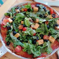 Vegane Pizza mit super intensiver Tomatensoße und Yucaboden at Charcuteria  in Barichara