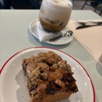 Crumble de manzanas y frutos rojos con caramel latte  at Gordo Vegano in Buenos Aires