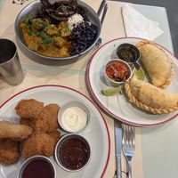 Curry con portobello, empanadas criollas y nuggets de pollo  at Gordo Vegano in Buenos Aires