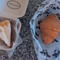 Torta de banoffee y croissant simple at Gordo Vegano in Buenos Aires