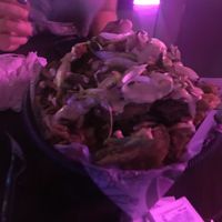 Pedimos papas con nuggets, los pagamos y más de hora después nos dijeron que no quedaba stock para los nuggets recurrentes, así que al rato nos dieron champiñones apanados frit at Lado V in Buenos Aires