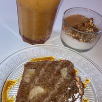 Banana bread avec un jus gingembre et un granola amande beurre de cacahuète et yaourt au riz de Camargue   at De Bon'heur in Marseille