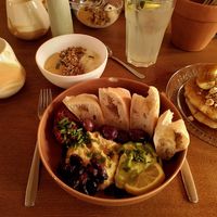 Overview of the Sunday brunch with 3 dishes, one hot drink and one cold drink at De Bon'heur in Marseille