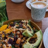 Nourish Bowl und Avocado Sandwich at De Bon'heur in Marseille