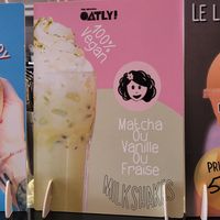 The advertised vegan milkshakes made with Oatly are not easy to miss in the coffeeshop at Emilie and the Cool Kids in Nice