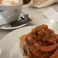 Rollo de canela con manzana  at Pambolisucre in Barcelona