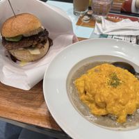 Omurice mit Mushroom Truffle Sauce und Teriyaki Avocado Burger   at 2foods - Ginza Loft in Tokyo