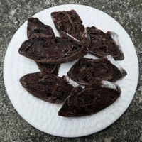 Chocolate sourdough bread, cut into pieces by baker at Slowbread o.g.o in Seoul