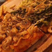 Mushrooms, spinach & Mushrooms, zucchini pizza at Pizza Argentina Bahçe in Antalya