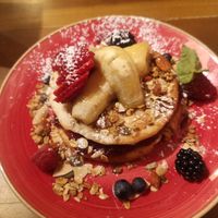 Vegan pancakes with mayple instead of peanut butter at Zenith Brunch & Cocktails in Madrid