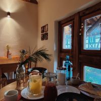 Veganes Frühstück mit Müsli, Vollkornbrot, selbstgemachtem Aufstrich und Smoothie at Café Endlich in Bad Koenig