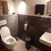 Genderneutrale, saubere Toilette at Café Endlich in Bad Koenig