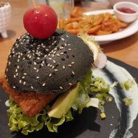 Crispy tofu burger on a charcoal bun at Eduardos Hideaway in Noord