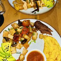 Vegan omelette and vegan egg breakfast with vegan sausage .  at Eduardos Hideaway in Noord