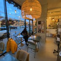 Zitruimte binnen. Klein terras buiten  at Fris in Dronten