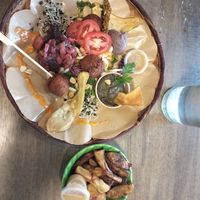 Salade végane et patate douce frites at Green Shake in Saint-leu