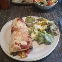 Veganer Burrito mit kleinem Salat mit French Dressing und (leider fertiger) Guacamole at Lieblingsplatz in Amberg