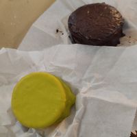 Alfajores de manzana (delante) y de chocolate y dulce de leche (atrás) at Pasiones Bar  in Gijon