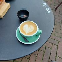 Cappuccino m. Hafermilch und Schokodattel at Anne&Max in Apeldoorn