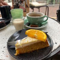 Glutenfree 🥕 cake and décaféiné avec lait d’avoine   at Anne&Max in Apeldoorn