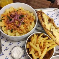 Mac n cheese and sub sandwich at Jimmy's Street Food in Paris
