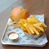 Buger seitan copieux, frites at Jimmy's Street Food in Paris