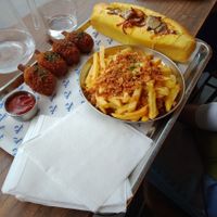 Subway au seitan et condiments copieux, wings de jaquier copieuses, loaded fries copieuses at Jimmy's Street Food in Paris