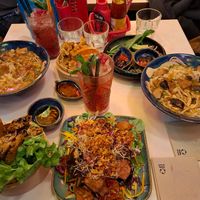 Plats du soir, de haut en bas et de gauche à droite : soupe Pho, raviolis, condiments soupe, soupe Pho, nems et sauce, cocktail Dear Ex, ngű vi. at Bep Chay in Toulouse