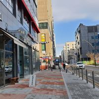 Entrance of location - road across from park at I am Lion - Welcome Back! in Seoul