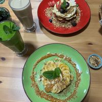 'Fitness' pancakes (banana + peanut butter) & 'Gula' pancakes (various fruits + granola) at 100 Culpa in Porto