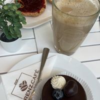 Schokotörtchen in vegan 🌱 (Brötchen hinten leider nicht )  at Lorenz Café in Luebeck