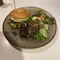 Bagel au tofu (sans frites)   at Le Bøtanik in Yverdon-les-bains