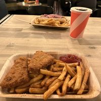 Vegan fish & chips ft. vegan seitan sausage with pickled red onion and chips 🥰 at Korvhallen in Gothenburg
