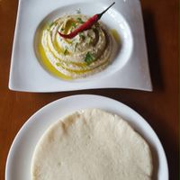 hummus and bread  at Chīsù De - Veggie Table in Beijing