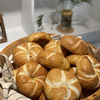 I love Vivi’s Veggie’s Pretzel Bread. So good!   at Vivi's Veggie in Seoul