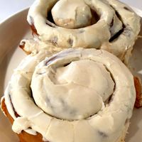 cinnbuns 😋😋😋😋😋 at Vivi's Veggie in Seoul