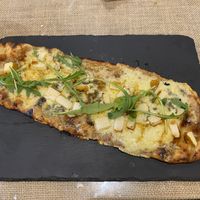 Pizza de cebolla caramelizada y queso brie   at Trespés in Monforte De Lemos