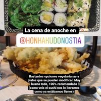 La cena que pedimos el año pasado: bandeja de sushi vegetariano (sin cambios), tempura de verduras y gyozas vegetales at Honkaku in San Sebastian