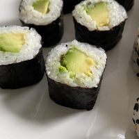 Maki avocat.  at Asie à Tik in Mons