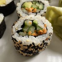 Uramaki carotte, concombre, avocat, sésames.  at Asie à Tik in Mons