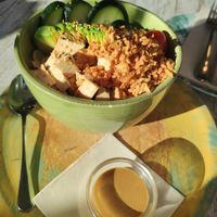 Poke Bowl con tofu y salsa de cacahuete at Casa do Açai Brunch & Coffee in Barcelona