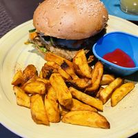 Burger with fries   at El Opuesto de Salento in Salento
