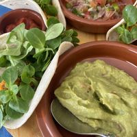 Tacos veganos con guacamole, pico de gallo y salsa txatxiki at Mesturas in Noia