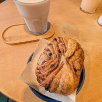 Schoko Franzbrötchen und Chai Latte mit Hafermilch at Schmidt's Bagel in Hamburg