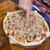 Mit Finger für den Größenvergleich. Pizza ohne v- Wurst  at Plant-erian in Krabi
