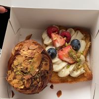 Blueberry cruffin and french toast 🥹 at Saint-Jean in Amsterdam