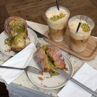 Pistachio cruffin’s 💚🥐🧁 (THE MAIN EVENT!) & pistachio cloud latte’s 🤩✨  at Saint-Jean in Amsterdam