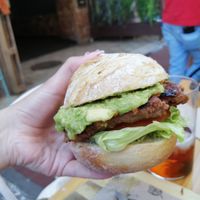 Carne beyond con guacamole casero y pan rústico at Los Días Raros in Laredo