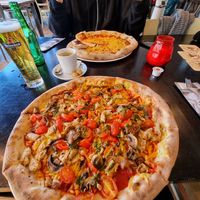 Pizza pesto on the front and margherita on the bacl at Happy Italy - Binnenrotte in Rotterdam