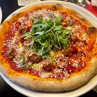 Pizza Spicy 'Meatballs' - Tomatensaus, Italiaanse gehacktballetjes, rode ui, rode paprika, rode pepers, rucola, pittige saus en vegan kaas - €13.75 at Happy Italy  in Spijkenisse